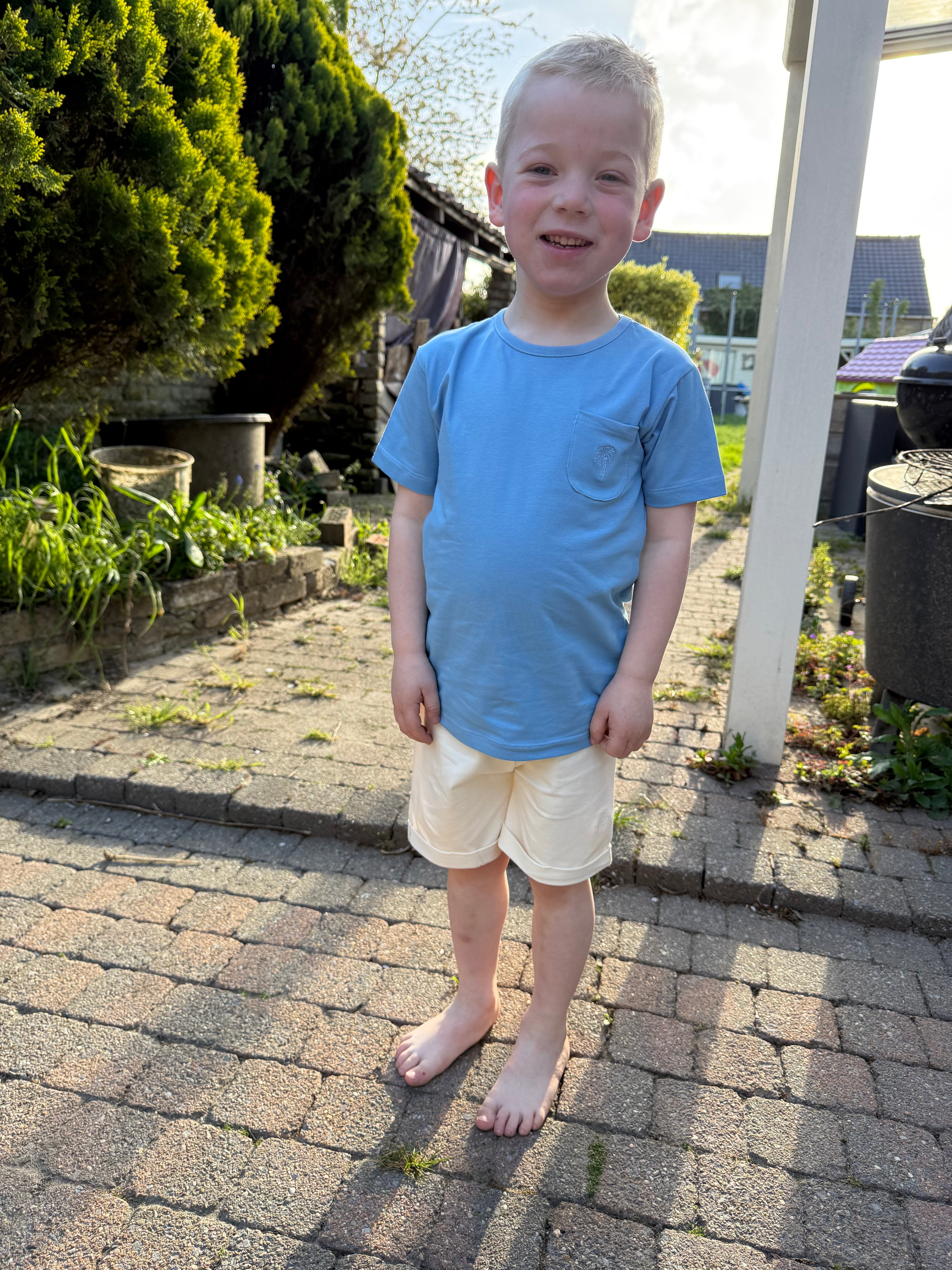 Zomerse setje. trui, short en t-shirt