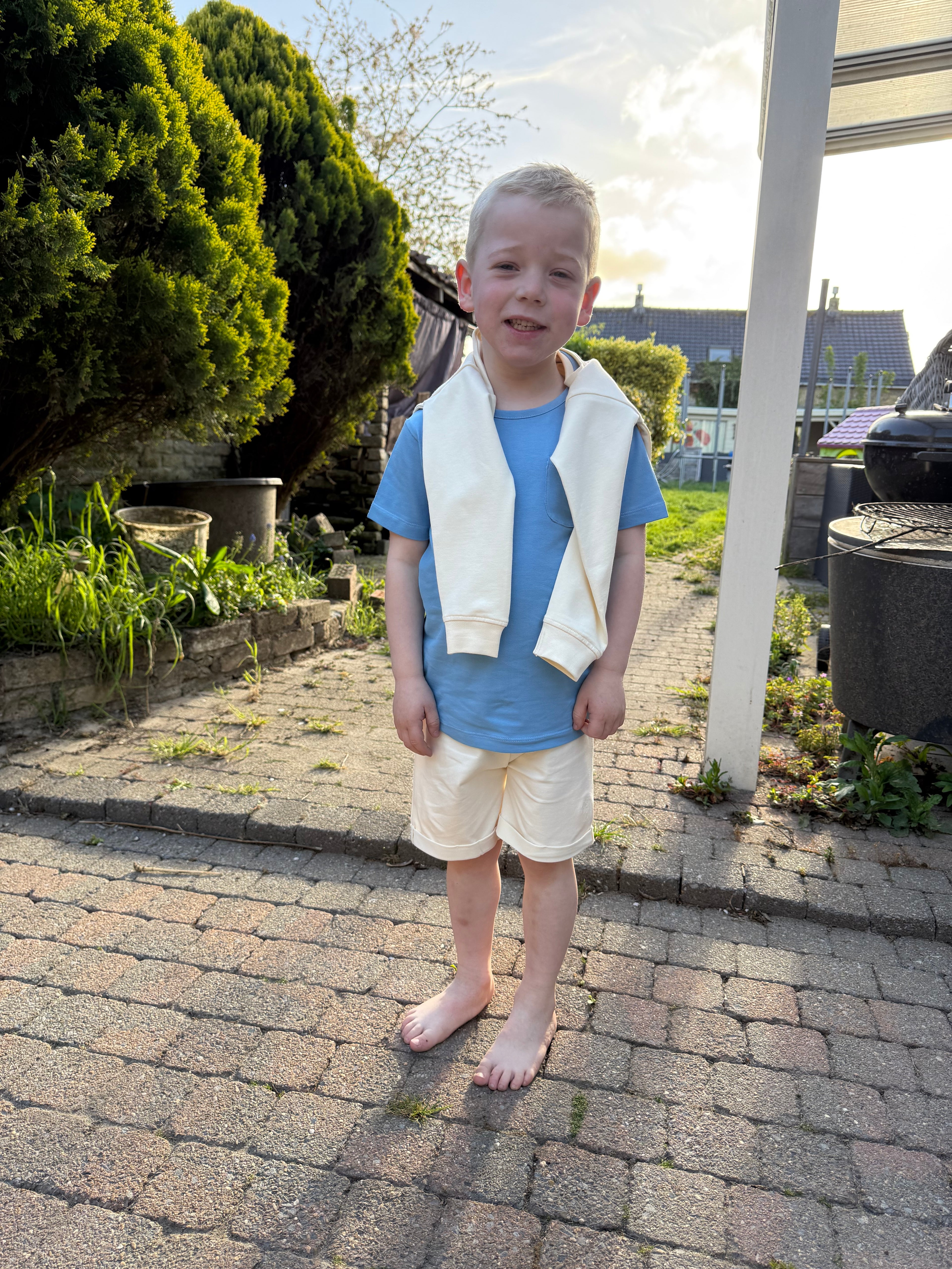 Zomerse setje. trui, short en t-shirt